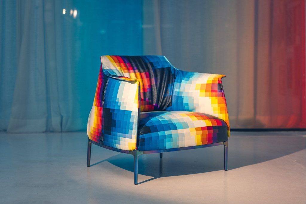 Felipe Pantone colorea el sillón Archibald para celebrar el 110 aniversario de Poltrona Frau